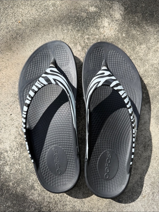 OOFOS Shoes - OOFOS OOlala Limited Edition Zebra Recovery Sandals